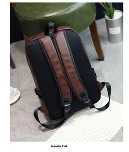 Détail d'un sac à dos en cuir marron foncé avec dos en maille noire respirante