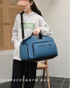 Sac de sport bleu avec compartiment à chaussures porté par un mannequin en tenue décontractée