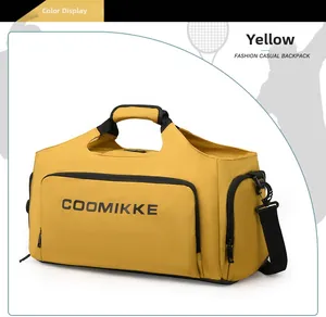 Vue détaillée du sac de sport jaune avec logo COOMIKKE et bandoulière réglable