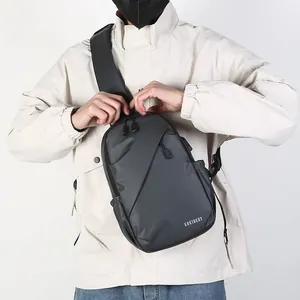 Sac bandoulière imperméable gris foncé pour hommes avec sangle réglable et poches pratiques