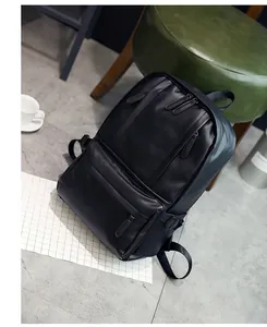 Sac à dos élégant en simili cuir noir pour homme dans un décor de style de vie moderne