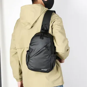 Sac de poitrine noir imperméable pour hommes avec finition mate et bandoulière réglable