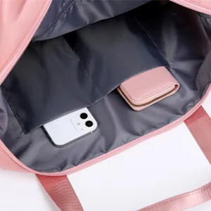 Bolso de viaje rosa de gran capacidad con bolsillos interiores para móvil y cartera