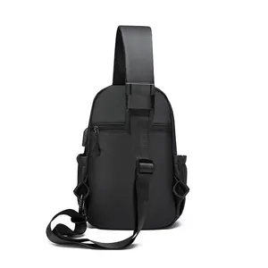 Sacoche de poitrine imperméable noire pour homme avec poche arrière zippée et sangle large