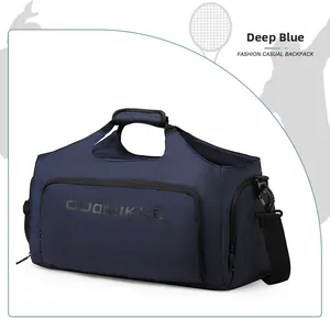 Détail du sac de voyage bleu foncé montrant les poignées et la bandoulière réglable