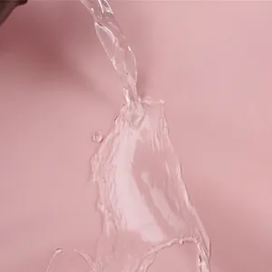 Bolsa de deporte rosa impermeable mostrando la textura del tejido resistente al agua