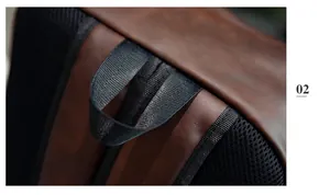 Détail d'un sac à dos en cuir marron avec poignée renforcée et dos en maille respirante