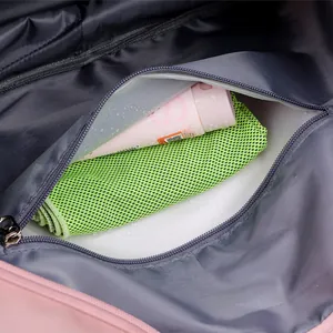 Bolsa de viaje rosa con compartimento de separación seco y húmedo impermeable y gotas de agua