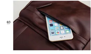 Vue détaillée de la poche avant du sac à dos en cuir PU marron avec un smartphone