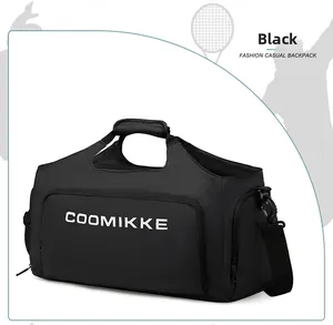 Gros plan du sac de voyage noir avec séparation humide-sec et compartiment à chaussures