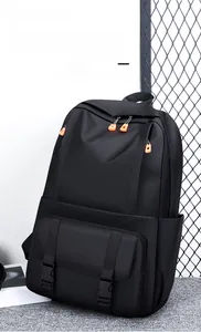 Detailansicht des schwarzen wasserdichten Nylonrucksacks mit orangen Zippern und Schnallen