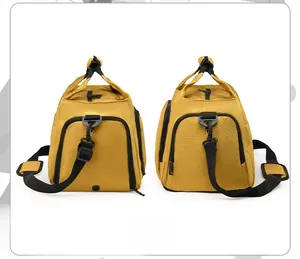 Détail du sac de voyage jaune moutarde montrant le zip latéral et le compartiment à chaussures