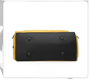 Vue de dessous du sac de voyage montrant la base durable et quatre pieds de protection