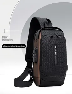 Detail der wasserfesten Webtextur-Tasche mit Diebstahlsicherung und USB-Ladeanschluss