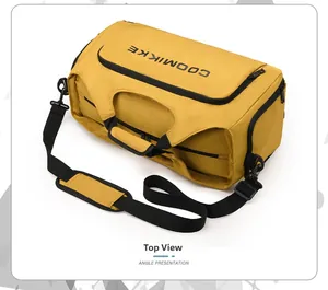 Vue de dessus d'un grand sac de voyage jaune moutarde avec sangles et poignées noires