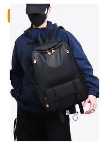 Detail eines Urban Techwear Rucksacks mit orangefarbenen Reißverschlüssen und Flaschentasche