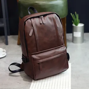 Sac à dos pour homme en simili cuir marron foncé avec design minimaliste et poche zippée avant