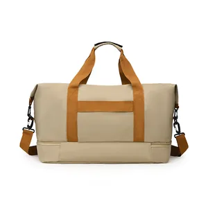 Bolso de viaje beige de gran capacidad con compartimento para zapatos y correa de hombro