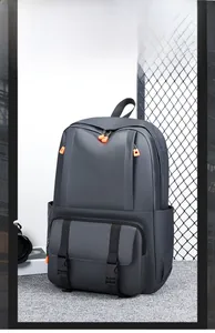 Detail eines wasserfesten dunkelgrauen Rucksacks mit orangefarbenen Akzenten am Reißverschluss
