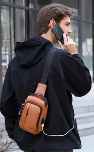 Detail der braunen Leder-Brusttasche mit USB-Anschluss und Sicherheits-Zahlenschloss