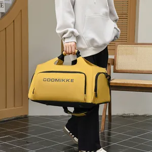 Grand sac de voyage jaune avec sangles noires et compartiment à chaussures séparé