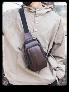 Détail du sac de poitrine en cuir marron café avec serrure antivol et port USB externe