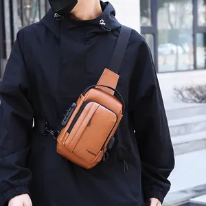 Braune PU-Leder Brusttasche mit Diebstahlsicherung und USB-Port am männlichen Model
