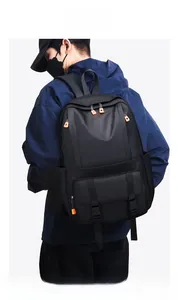 Vorderansicht eines großen schwarzen Business-Rucksacks mit orangefarbenen Details