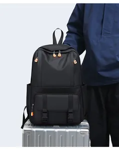 Details des schwarzen wasserdichten Rucksacks mit orangen Reißverschlüssen auf Koffer