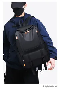Detail eines schwarzen wasserdichten Rucksacks mit orangefarbenen Kontrast-Reißverschlüssen