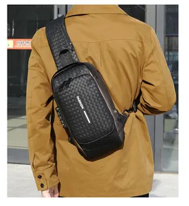 Detail der gewebten Herren-Brusttasche mit Sicherheitsschloss und USB-Ladeanschluss