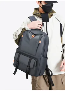 Detailansicht eines Business-Rucksacks mit strapazierfähigem Stoff und orangen Reißverschluss