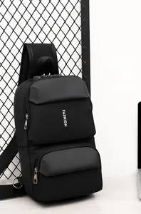 Nahaufnahme des Zahlenschlosses und Logos an der schwarzen wasserdichten Brusttasche
