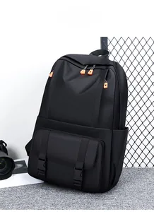 Detailansicht des wasserfesten schwarzen Rucksacks mit orangefarbenen Akzenten und Fächern