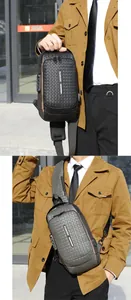 Detail der gewebten Brusttasche mit Anti-Diebstahl-Zahlenschloss und USB-Ladeanschluss