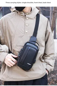 Detail der wasserdichten Herren-Brusttasche mit Zahlenschloss und FASHION-Schriftzug