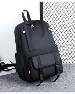 Detail eines schwarzen Laptop-Rucksacks mit orangefarbenen Zügen und Schnallenklappe