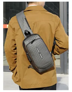 Detail der grauen Umhängetasche mit Diebstahlsicherung, USB-Port und Webstruktur am Model