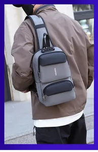 Detail der Herren-Brusttasche mit Zahlenschloss-Sicherheit und USB-Ladeanschluss