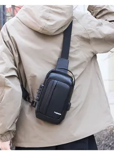 Détail du sac de poitrine noir pour homme avec verrou antivol et port de charge USB