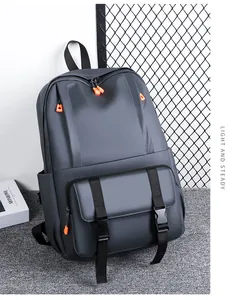 Detail eines dunkelgrauen wasserdichten Nylon-Rucksacks mit orangefarbenen Reißverschlüssen