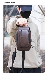 Détail du sac de poitrine en cuir marron avec serrure antivol à code et port de charge USB