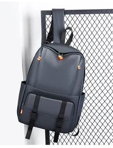 Detailansicht eines dunkelgrauen wasserdichten Rucksacks mit orangefarbenen Reißverschlüssen
