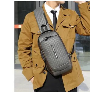 Detailansicht der grauen Herren-Brusttasche mit Webstruktur und Sicherheitsschloss