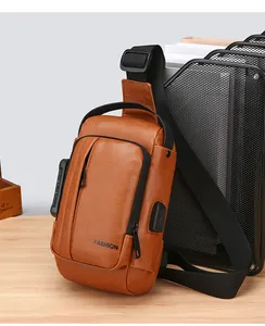 Détail du sac bandoulière en cuir marron avec port USB et verrou antivol à combinaison