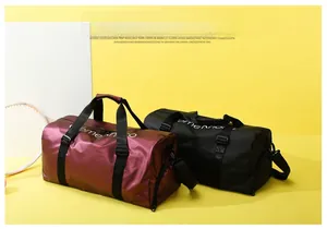 Borsone sportivo impermeabile bordeaux e nero con scomparto scarpe e tracolla rimovibile
