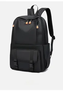 Detailansicht eines schwarzen Reise-Rucksacks mit orangefarbenen Akzenten und Polsterung