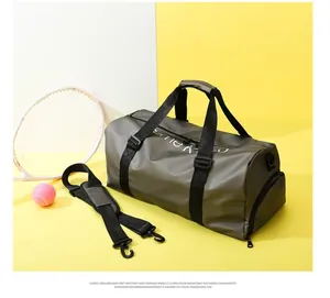 Borsa da viaggio verde oliva con separazione umido-secco e tracolla regolabile