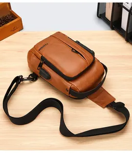 Détail du sac bandoulière en cuir PU marron avec port de charge USB sur bois