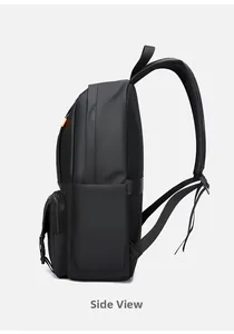 Seitenansicht des schwarzen Business-Rucksacks mit Seitentasche und atmungsaktivem Mesh